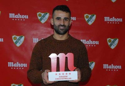 O futbolista tomis Diego Silva, premio Xogador Cinco Estrelas Mahou da primeira volta