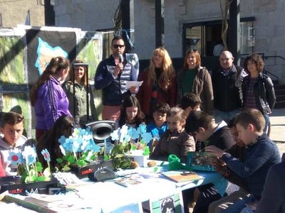 Alumnado do CEP Barrantes levan a Rosala  feira de Tomio para achegar a sa obra  cidadana