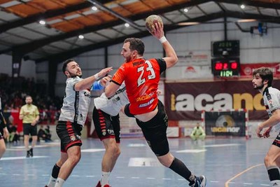 El Acanor Atl. Novs mantiene el pulso