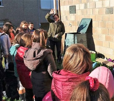 O alumnado do CEIP As Solanas inciase na compostaxe