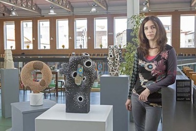 Liliya Pobornikova experimenta coa cermica para mergullar ao Mercado de Tomio lugares inesperados