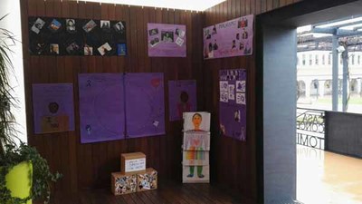 Uns sesenta nenos e nenas do programa - Aprender- fan unha exposicin apoiando os dereitos da muller e a igualdade de xnero