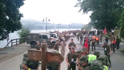 Tui acoller a sada das tropas militares que farn o Camio de Santiago