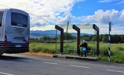 O Concello da Guarda instala unha nova marquesia na parada de autobs da Gndara 