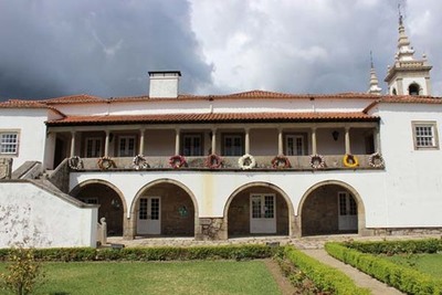 Originais e coloridas coroas de flores assinalam tradio d -As Maias- em Cerveira
