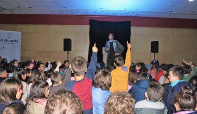 Escolares da Guarda gozan dun espectculo  de maxia na semana das Letras Galegas