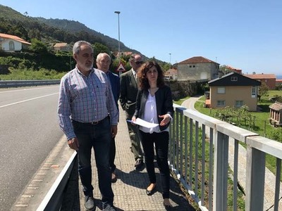 Cores Tours visitou Oia para anunciar a mellora do pavimento das beirarras que unen o consistorio e a escola infantil 