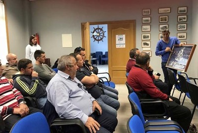 Pescadores del palangre de A Guarda y Marn aprenden primeros auxilios para rescatar a tortugas marinas