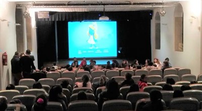 Preto de 300 cativos gozan de -Los Pitufos- nas sesins de cinema escolar