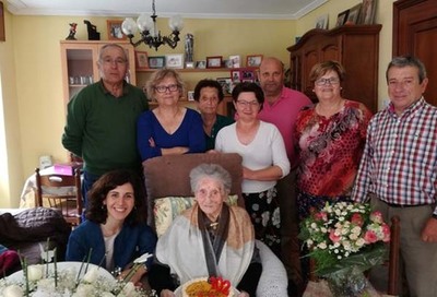 Purificacin Granja, a avoa mis lonxeva de Oia, cumpre 102 anos