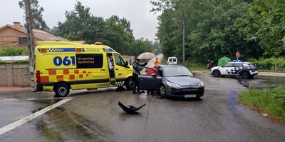 Accidente de circulacin entre una ambulancia y un turismo en Tomio