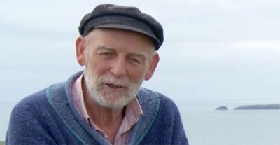 O Concello de Tui homenaxea ao poeta irlands Danny Sheehy falecido no Mio cando realizaba o Camio de Santiago