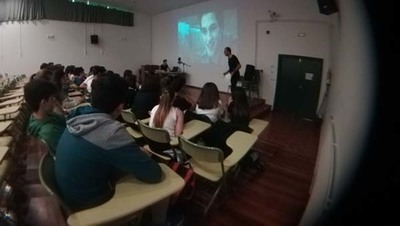 Douscentos estudantes da ESO de Tomio coecen a dobraxe da man de actores galegos especializados