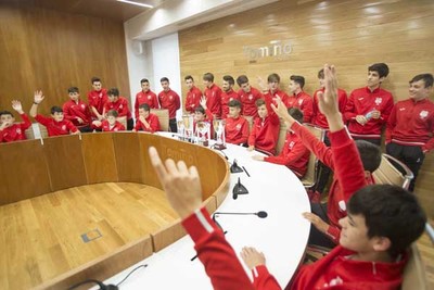 O Concello de Tomio ofreceu unha recepcin aos xogadores da AD Tomio e ao Tomio Feminino, para salientar o traballo realizado polo deporte base 