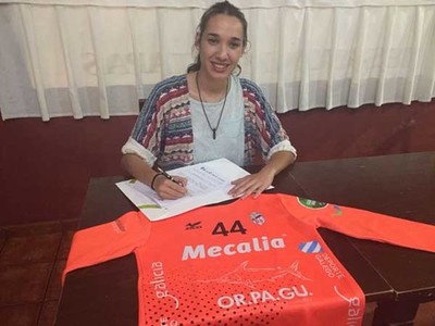 La portera Meriem Ezbida regresa al balonmano de la mano del Guards 