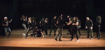 O grupo de teatro de adultos de Tomio, estrea a sa primeira obra no Auditorio de Goin 
