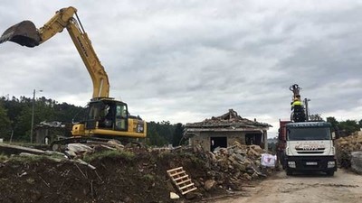Este martes comezou a retirada de amianto e a descarga de forxados con restos de cubertas derrudas na zona cero 