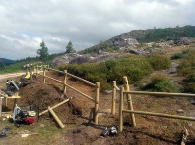 Tomi�o realiza obras de conservaci�n no Monte Tet�n e instala unha pasarela de acceso ao petroglifo de Portaxes