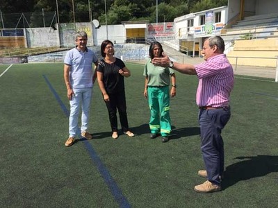 A Guarda  renova o cspede artificial do Estadio Municipal da Sangria