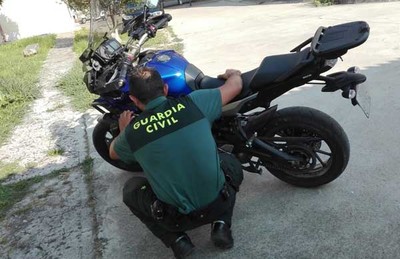 La Guardia Civil sorprende a un vecino de Tomio pilotando una motocicleta sustrada en Portugal