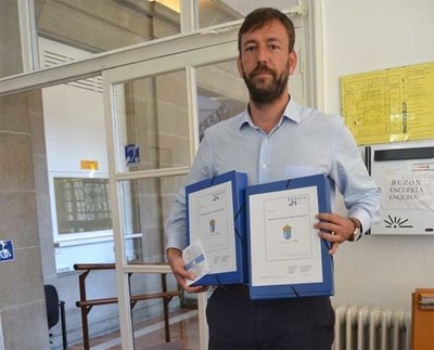 O alcalde de Tui, Carlos Vzquez Padn entrega o proxecto de desentullo na Subdelegacin de Goberno