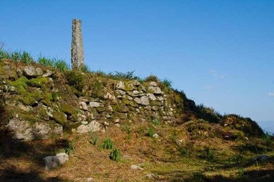 A visita  muralla ciclpea do Aloia e as mmoas de Chan Longa pechan o programa de Tralas Pegadas do Tempo