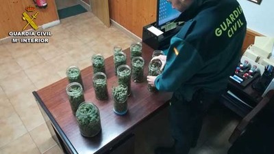 La Guardia Civil detiene en Tomio a dos jvenes de O Rosal por trfico de drogas