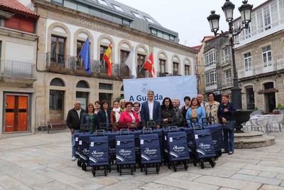 Penltima entrega de 20 carros de compra na Campaa de Mobilidade -A Guarda, todo moi preto-