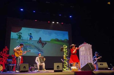 O Teatro Municipal de Tui acolle este venres o espectculo musical -A fiestra dos soos-