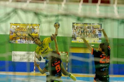 El Rocasa Gran Canaria supera en un gran partido al Mecalia Atltico Guards (27-26)