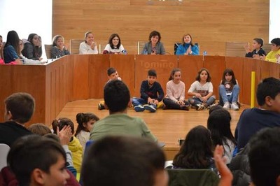 Tomio celebra o -Da Universal do Neno- cun pleno infantil e alumnado de todos os coles e instituto
