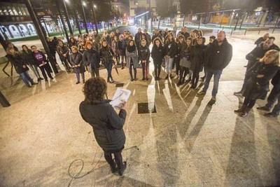 Tomio tingue de negro  Praza do Seixo contra a violencia machista