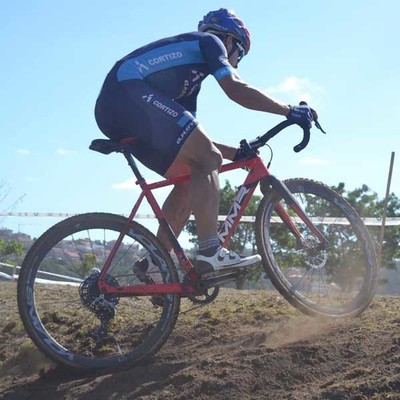  El ciclista guards Aser Estvez subi al podio en Carral