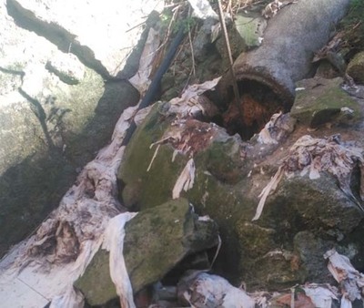 As toallias e bastoncillos provocan atascos na rede de saneamento municipal