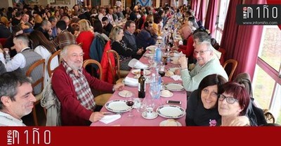 Especial - Los comuneros de Camposancos celebraron la Laconada-Paletada de San Amaro ms numerosa de su historia