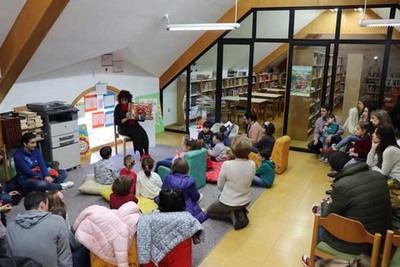 Excepcional acollida na sesin de -Contos contados- do pasado sbado na Biblioteca Pblica Municipal da Guarda