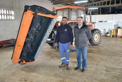 O servizo de obras e limpeza de Tui conta cun tractor, recuperado tras dez anos en desuso 