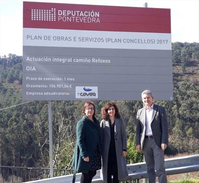 Montse Magallanes e Santos Hctor visitan en Oia a mellora do camio de Refoxos ao abeiro do Plan Concellos 2017