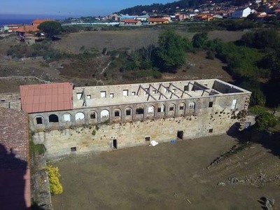 O Mosteiro de Oia qudaselle grande ao goberno municipal e a administracin continua de perfil. 