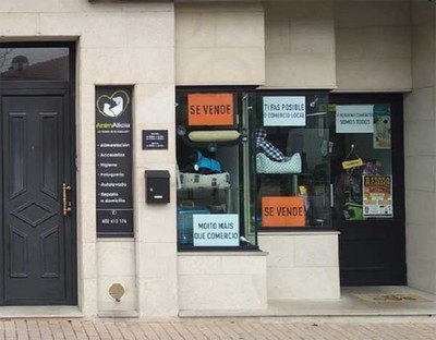 O comercio de Tomio nese e reivindcase con letreiros de -Se vende-