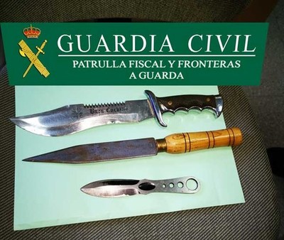 La Guardia Civil intercepta en un control a un vecino de O Rosal con tres armas blancas prohibidas en el coche