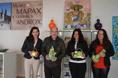 O taller de cermica mis antigo de Tomio abre tenda no centro urbano para dar a coecer o seu traballo