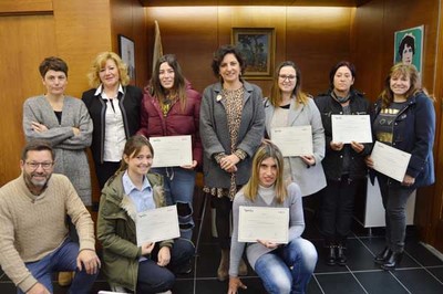 Catro das vinte persoas que fixeron o curso de caixeiro/a-repoedor/a organizado polo Concello atoparon traballo en supermercados