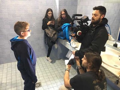 Mozos e mozas de Oia, protagonistas dun videoclip contra o acoso escolar