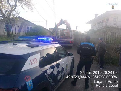 12 horas para liberar un camin atrapado en un camino rural de la parroquia de Taborda-Tomio