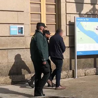La Guardia Civil detuvo a un agente mediador de seguros en Tui por estafa y falsificacin de documentos