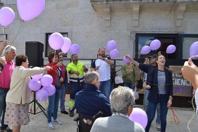 Tomio celebra cunha solta de globos o Da mundial de toma de conciencia do abuso e maltrato  vellez