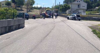 Accidente de circulacin entre una motocicleta y un turismo con el resultado de un herido grave y daos materiales en Tomio