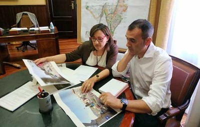Maica  Larriba informa o alcalde de Tui sobre o proxecto de reforma na avenida de Portugal
