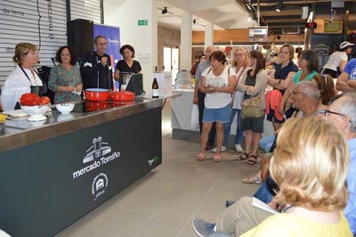 Toi Vicente prodiga creatividade na sa demostracin culinaria no Mercado de Tomio